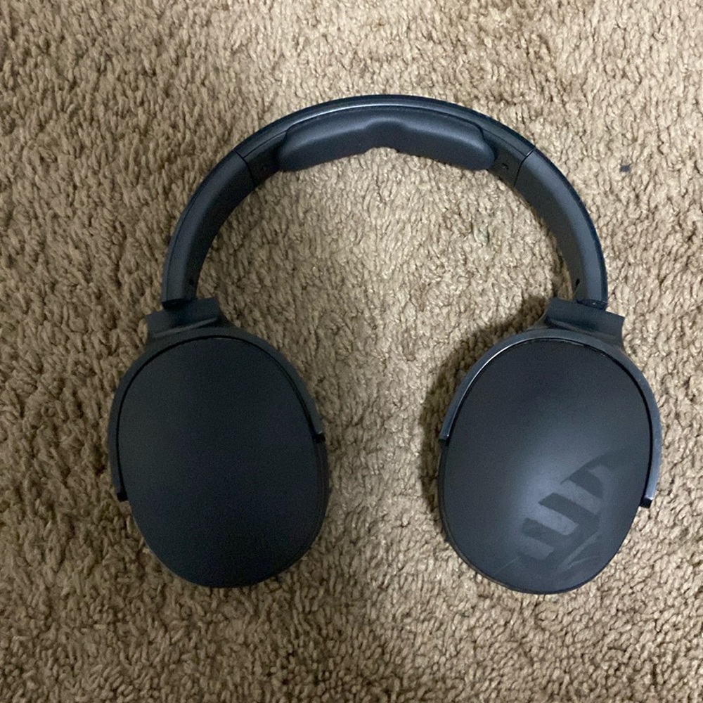 am selling this skull candy headphones there black and they fit perfect.